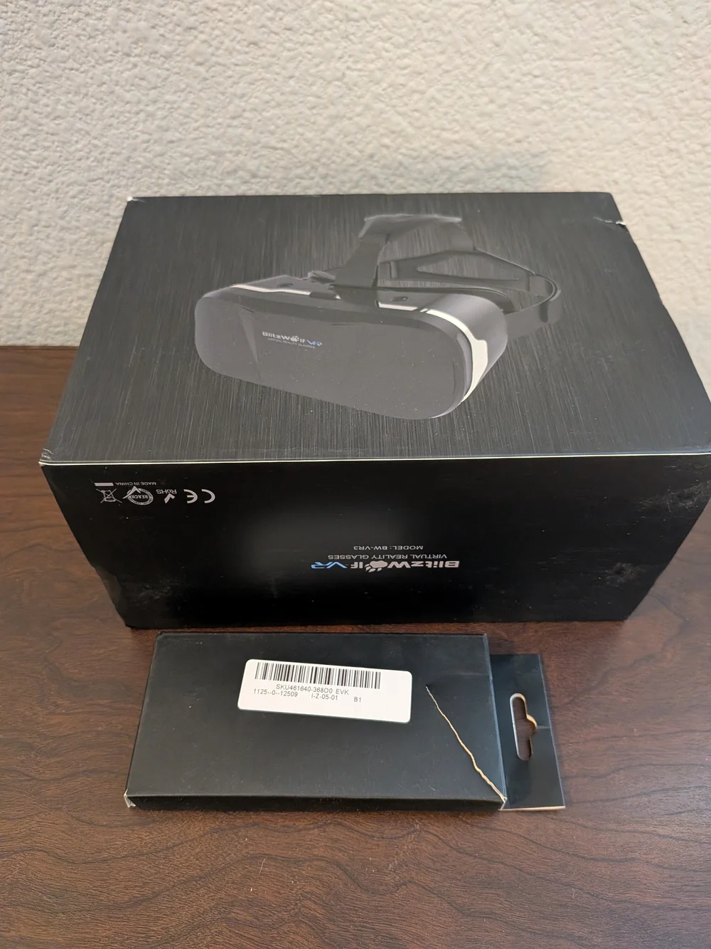 Black VR Headset with Adjustable Strap - Virtual Reality Viewer